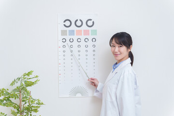 視力検査をする眼科医師