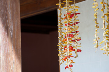 縁側に干された唐辛子