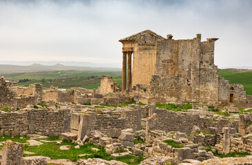 Obraz premium Remaining of the roman City of Dougga with the Capitol, Tunisia