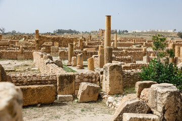 Naklejka premium Beautiful view of archaeological site of Sbeitla on sunny day. Roman ancient city Sufetula in Sbeitla, Tunisia
