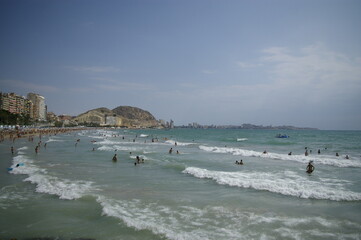 Vista panorámica de la playa de Postiguet en Alicante, España. Turismo, Vacaciones de verano
