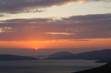 ギリシャのスキロス島から眺める沈みかけている太陽