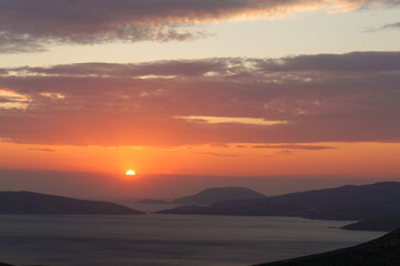ギリシャのスキロス島から眺める沈みかけている太陽