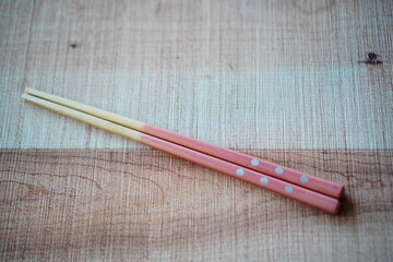 子供用の少し小さめなピンク色の箸