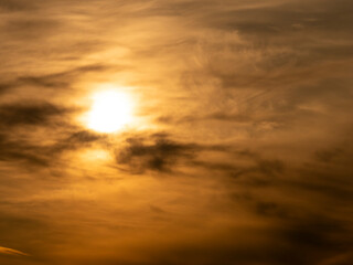 オレンジ色の朝焼けの空