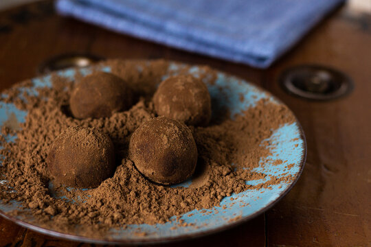 Deliciosas trufas envoltas com muito cacau