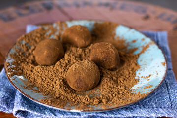 Porção de trufinhas de chocolate enroladas com cacau