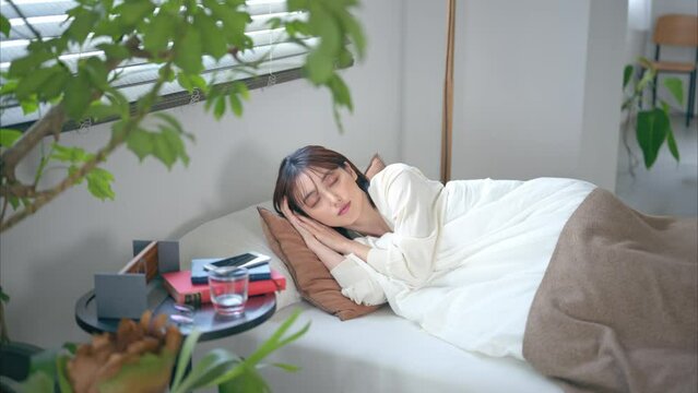 女性,眠る,寝る,睡眠,人物,1人,日本人,アジア人,20代,30代,ポートレート,ライフスタイル,朝,寝室,ベッドルーム,ベッド,部屋,屋内,家,休日,春,秋,冬,自然光,リラックス,息抜き,リフレッシュ,コピースペース,おしゃれ,布団,寝具,インテリア,かわいい,美人,パジャマ,部屋着,夢,笑顔
