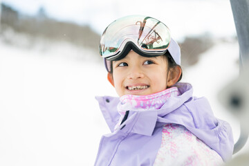 雪山でスキーをする小学生の女の子