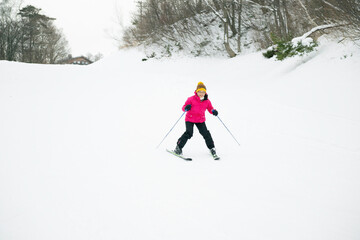 雪山でスキーを楽しむ40代女性