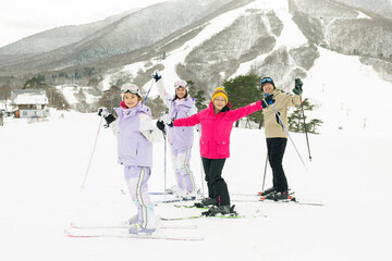 雪山でスキーを楽しむ親戚家族