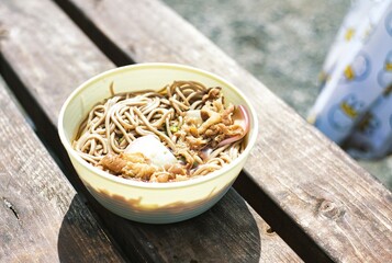 テラスで食べる肉そば