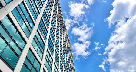 港区汐留のビルの壁面に映り込む晴天の青空