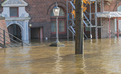 Sturmflut und Elbe Hochwasser am Hamburger Hafen St. Pauli Fischmarkt Fischauktionshalle