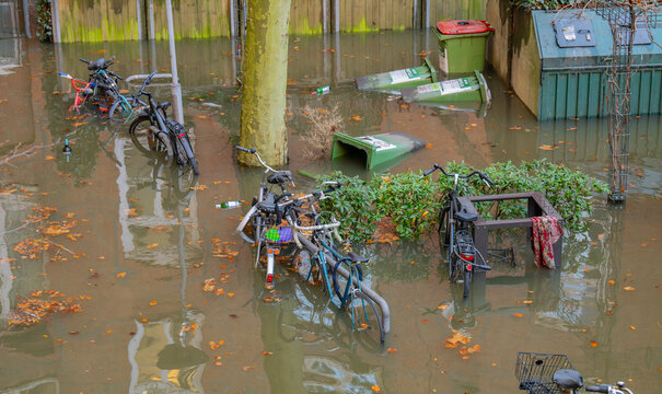 Hinterhof von einem Geb&auml;ude von einer Sturmflut &uuml;berflutet am Hamburger Hafen