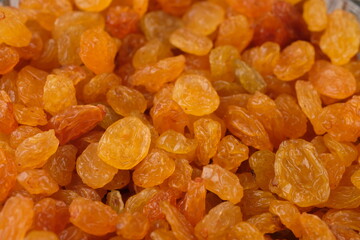 Raisins are made from grapes that go through a drying process. Raisins contain fiber, potassium, iron, minerals and antioxidants. Golden raisin. Kismis.