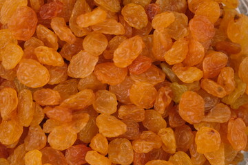 Raisins are made from grapes that go through a drying process. Raisins contain fiber, potassium, iron, minerals and antioxidants. Golden raisin. Kismis.