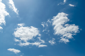 春の空、左からの斜光線を受けて青空に輝く雲