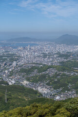 Obraz premium 北九州市皿倉山国見岩展望台からの眺望〜八幡東区大蔵地区（2024年4月）