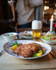 Rustikales Schnitzel im bayerischen Wirtshaus: Ein herzhaftes Mahl mit Bier