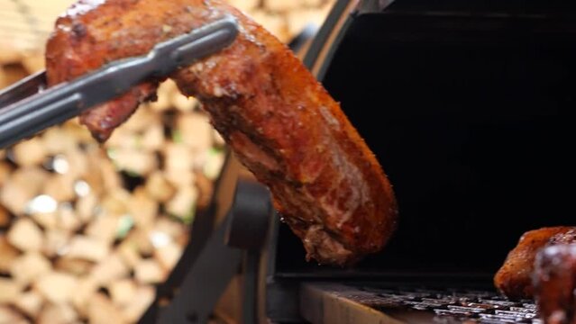 겉바속촉의 통삼겹 바비큐를 칼로 자르는 모습
