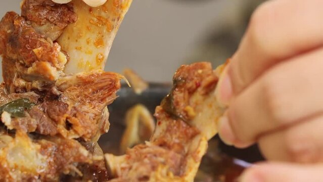 시래기와 고기가 들어간 감자탕