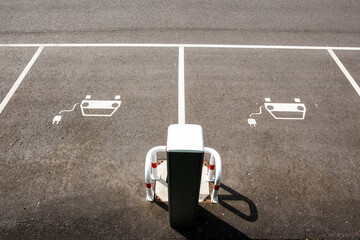 Parkplatz mit Ladesäulen für e-Autos, Piktogramm, Düsseldorf, Deutschland