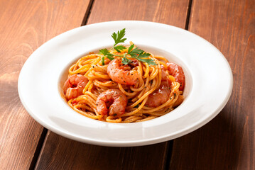 Deliziosi spaghetti al sugo di gamberi, pasta italiana, cibo mediterraneo 
