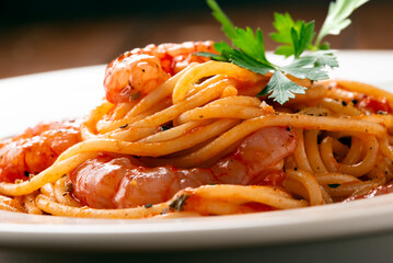 Deliziosi spaghetti al sugo di gamberi, pasta italiana, cibo mediterraneo  - obrazy, fototapety, plakaty