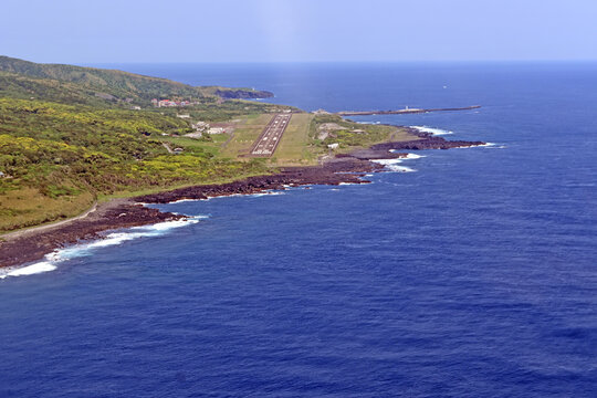 日本，伊豆七島三宅島の三宅島空港全景