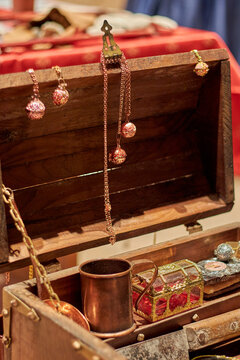 Cofre joyero medieval con colgantes y joyas
