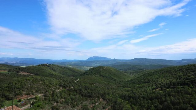 Un d&iacute;a cualquiera vistas a la monta&ntilde;a Montserrat desde la distancia, un paisaje. 