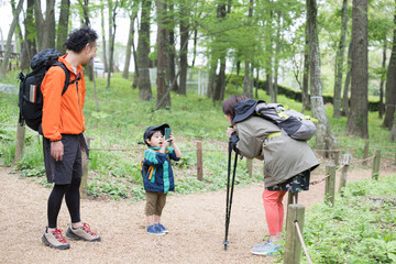 登山やハイキング、トレッキングなどアウトドアで冒険を楽しむ家族　写真撮影　