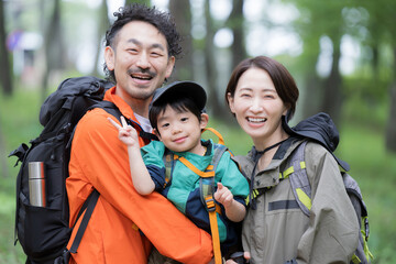 登山やハイキング、トレッキングなどアウトドアで冒険を楽しむ家族...