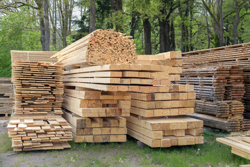 Divers bois de construction coupé et stocké a la scierie