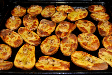 Baked potatoes in the oven.
Ruddy potatoes with a piece of lard on a match. A very tasty dish.