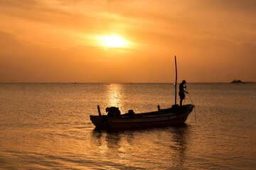Obraz premium Solitary boat adrift in twilight's embrace, a lone voyager in the vast expanse of the ocean's calm.