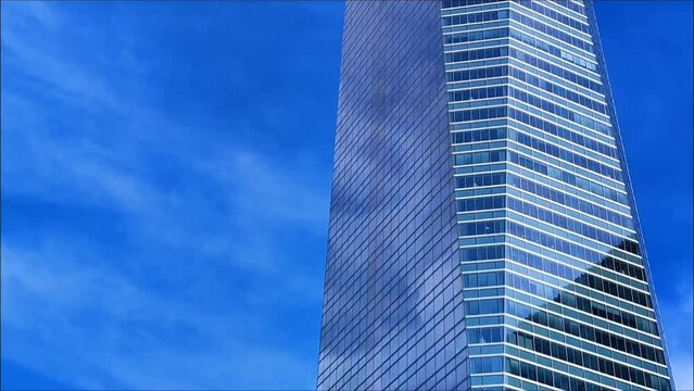 Timelapse Edificios de oficinas con nubes y cielo azul. Rascacielos en Madrid 4 torres business area. Espa&ntilde;a