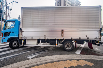 交差点を左折するパネルトラック