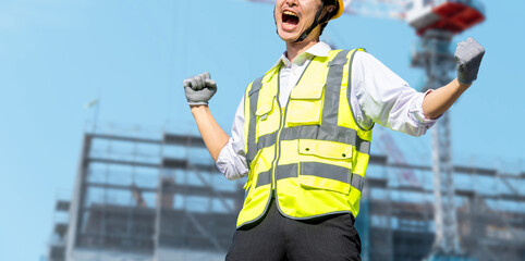 ガッツポーズで喜ぶ建設・工事・現場作業員の男性
