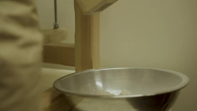 Getreude durch M&uuml;hle mahlen