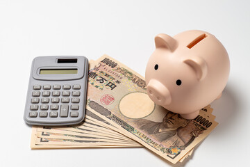 Fototapeta premium 10万円と電卓と貯金箱