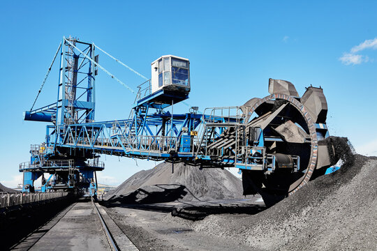 Bucket wheel boom reclaimer dealing with heavy bulk materials in coal stockyard.