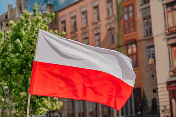 Flaga polski powiewająca na wietrze