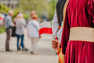 Flaga Polski trzymana w dłoni © rozentuzjazmowany