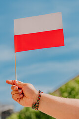 Flaga Polski trzymana w dłoni