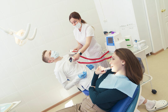 dentist lost consciousness from the fact that the patient eats chocolate at the reception