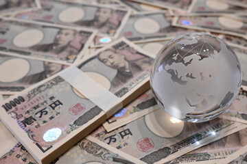 大量の一万円札とガラスの地球儀　10,000 yen bills and a glass globe	