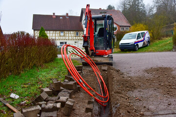 Die Arbeiter verlegen das Glasfaserkabel für das schnelle Internet auch bei schlechtem Wetter...