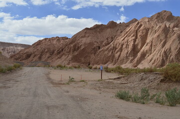 Estrada e montanha no Deserto do Atacama